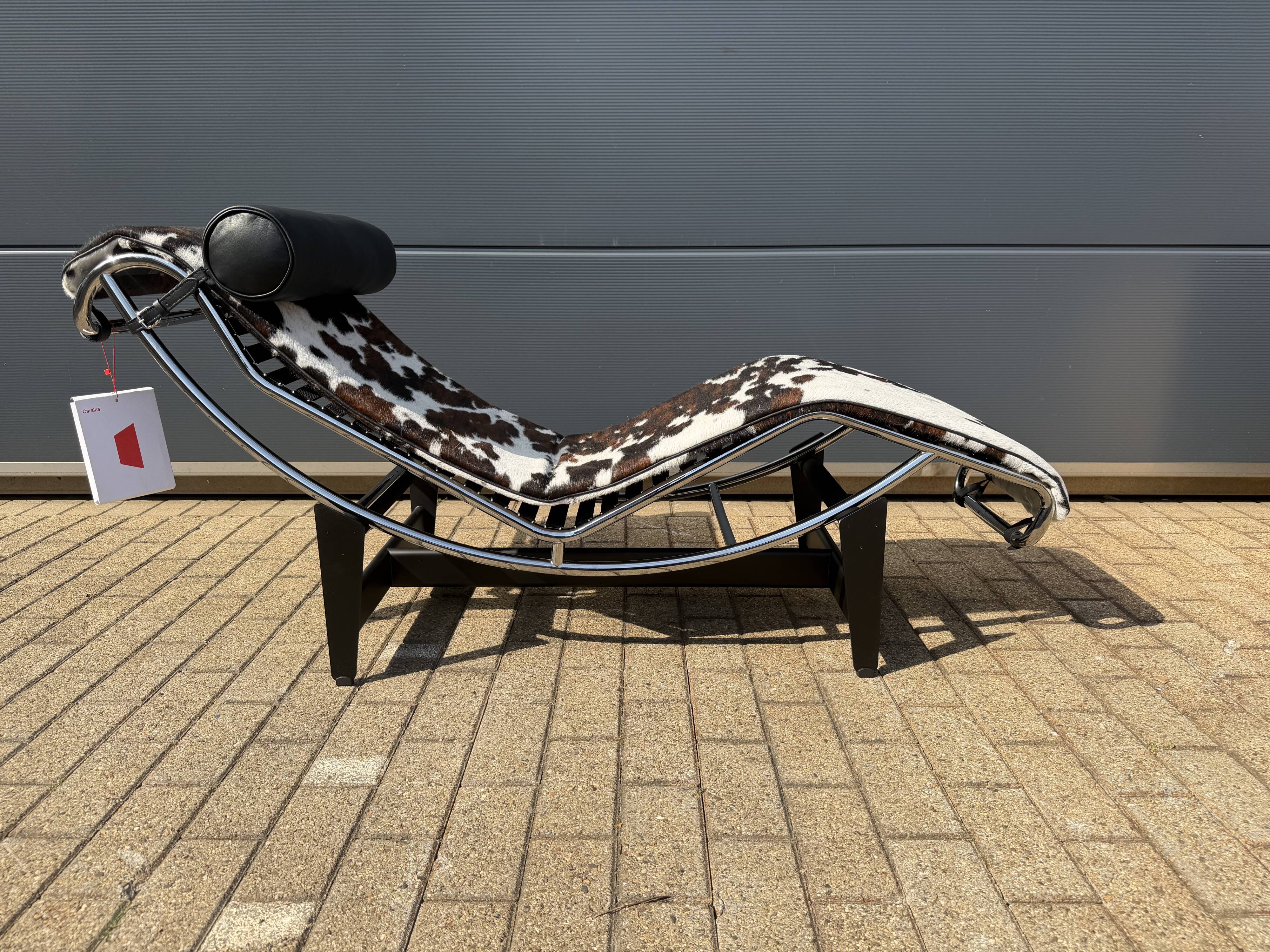 Cassina LC4 Le Corbusier original (signed) in cowhide, in new condition.