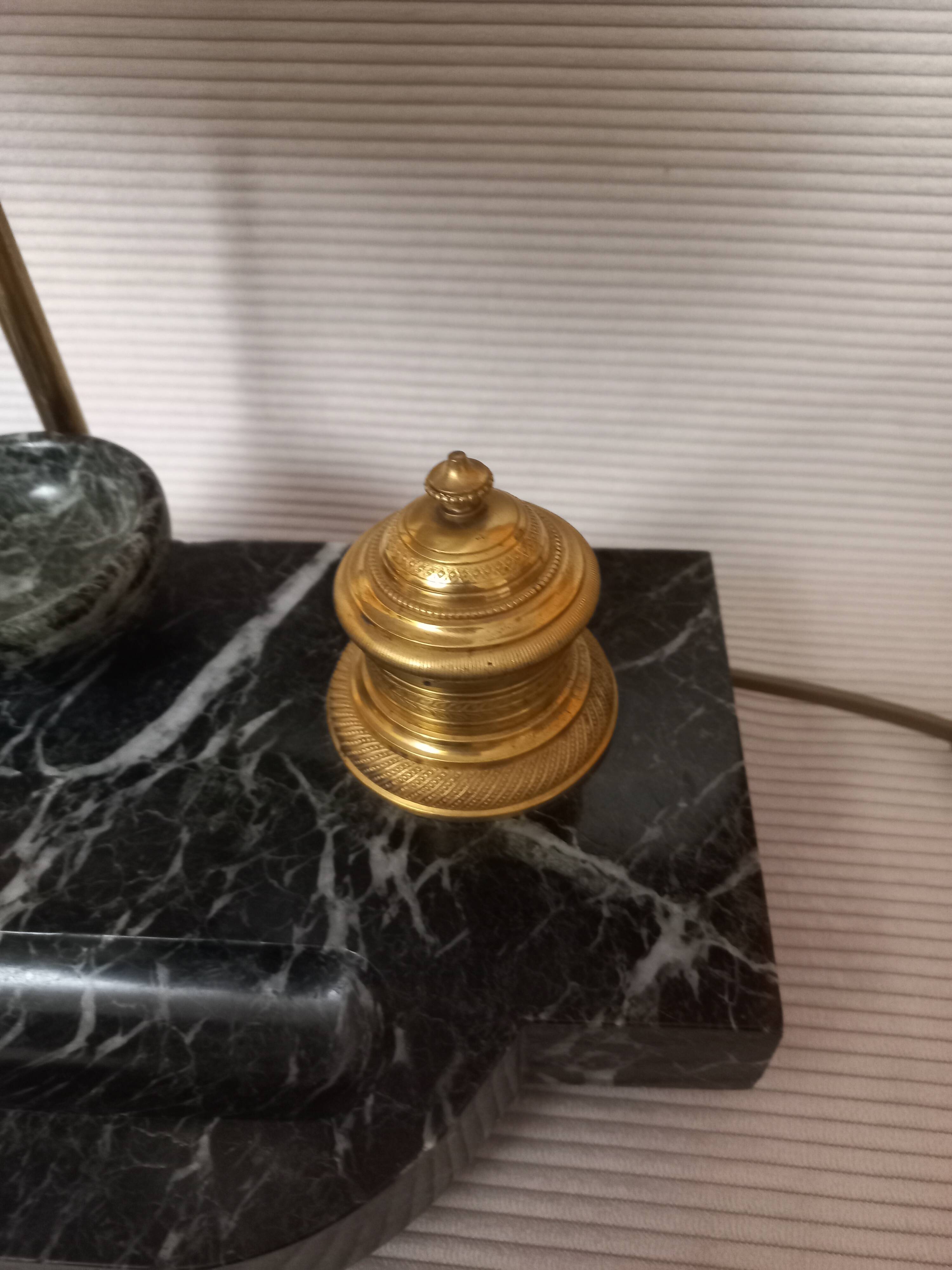 Marble and gilded bronze inkwell lamp
