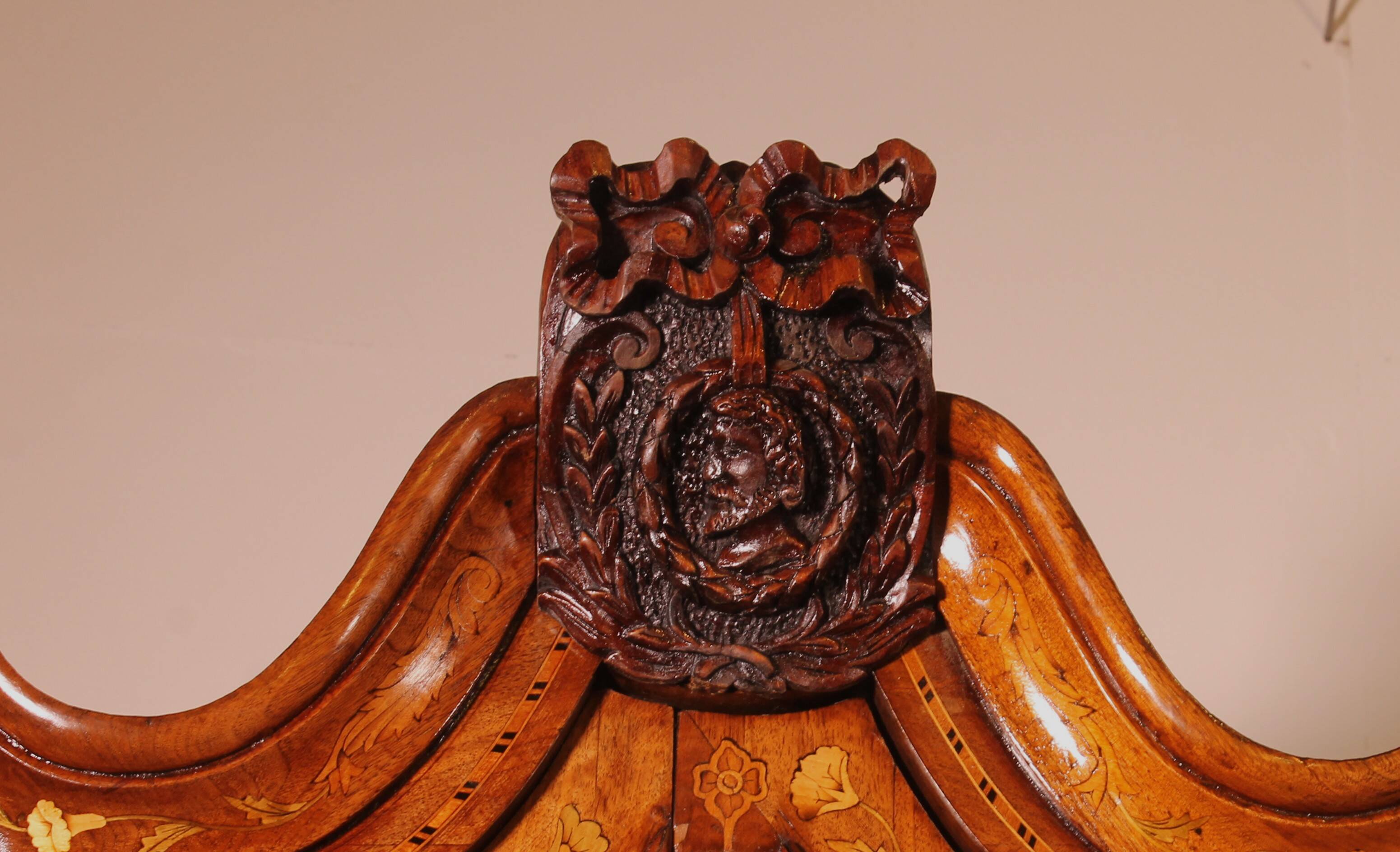 Vitrine hollandaise en marqueterie circa 1800