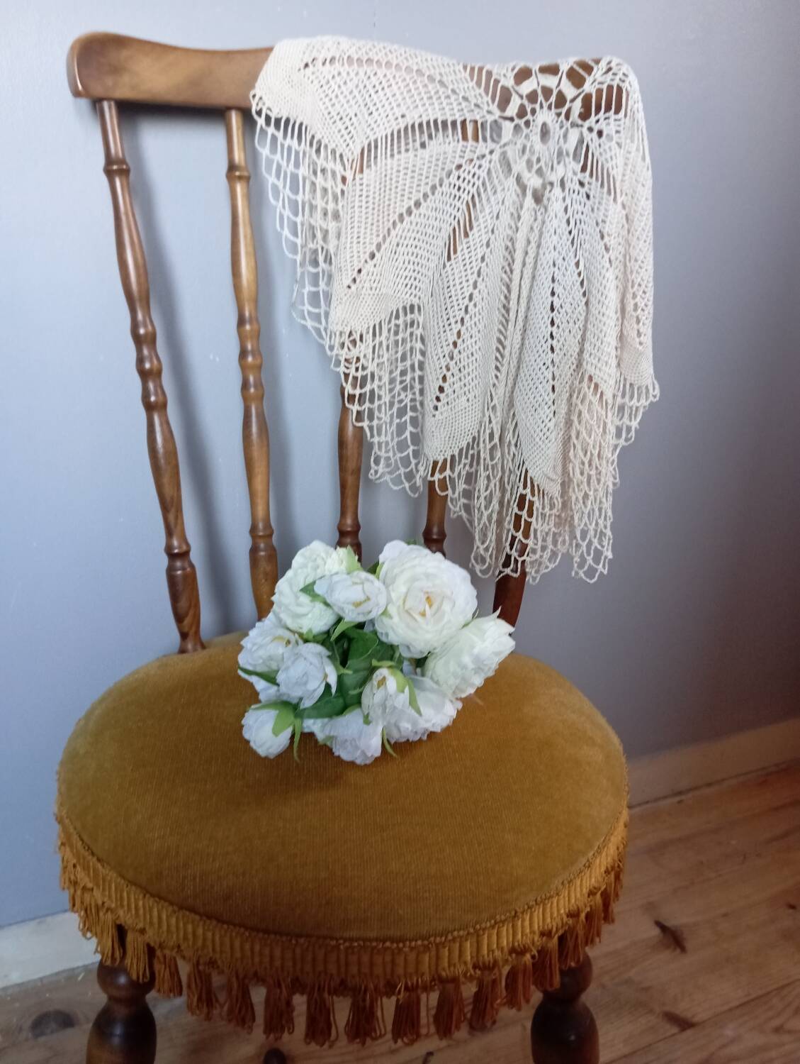 Vintage chair in turned wood and gold velvet, 1960