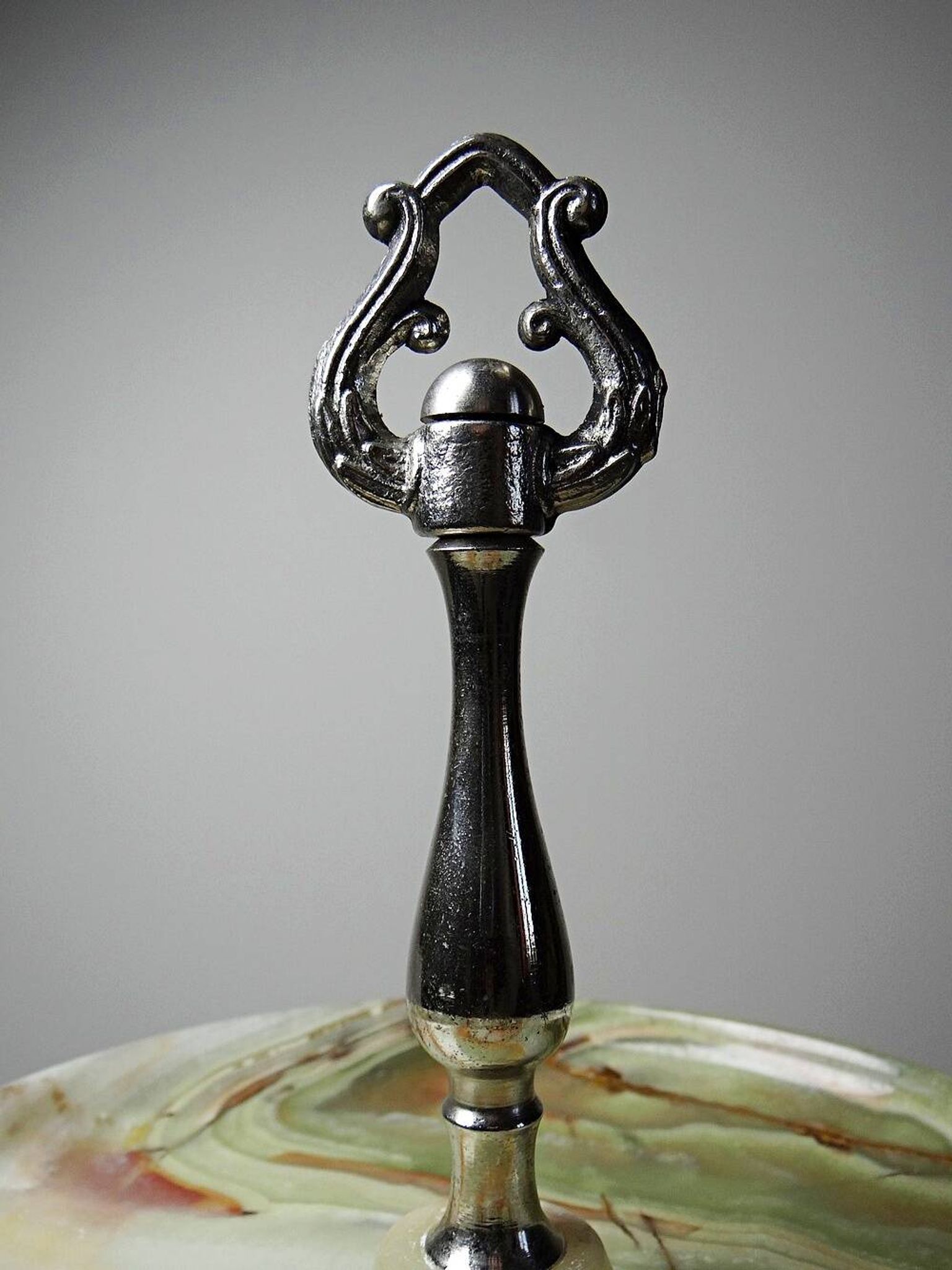 Rare display stand in green onyx and silver-plated metal, Italy, vintage 1935-1955.