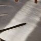 Table basse feuille Monstera – Acier inox brossé – Design sculptural