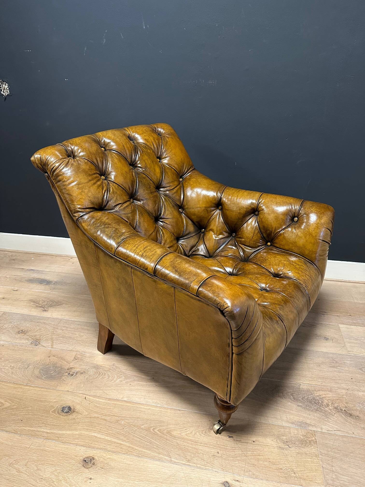 Set of 2 leather club chairs