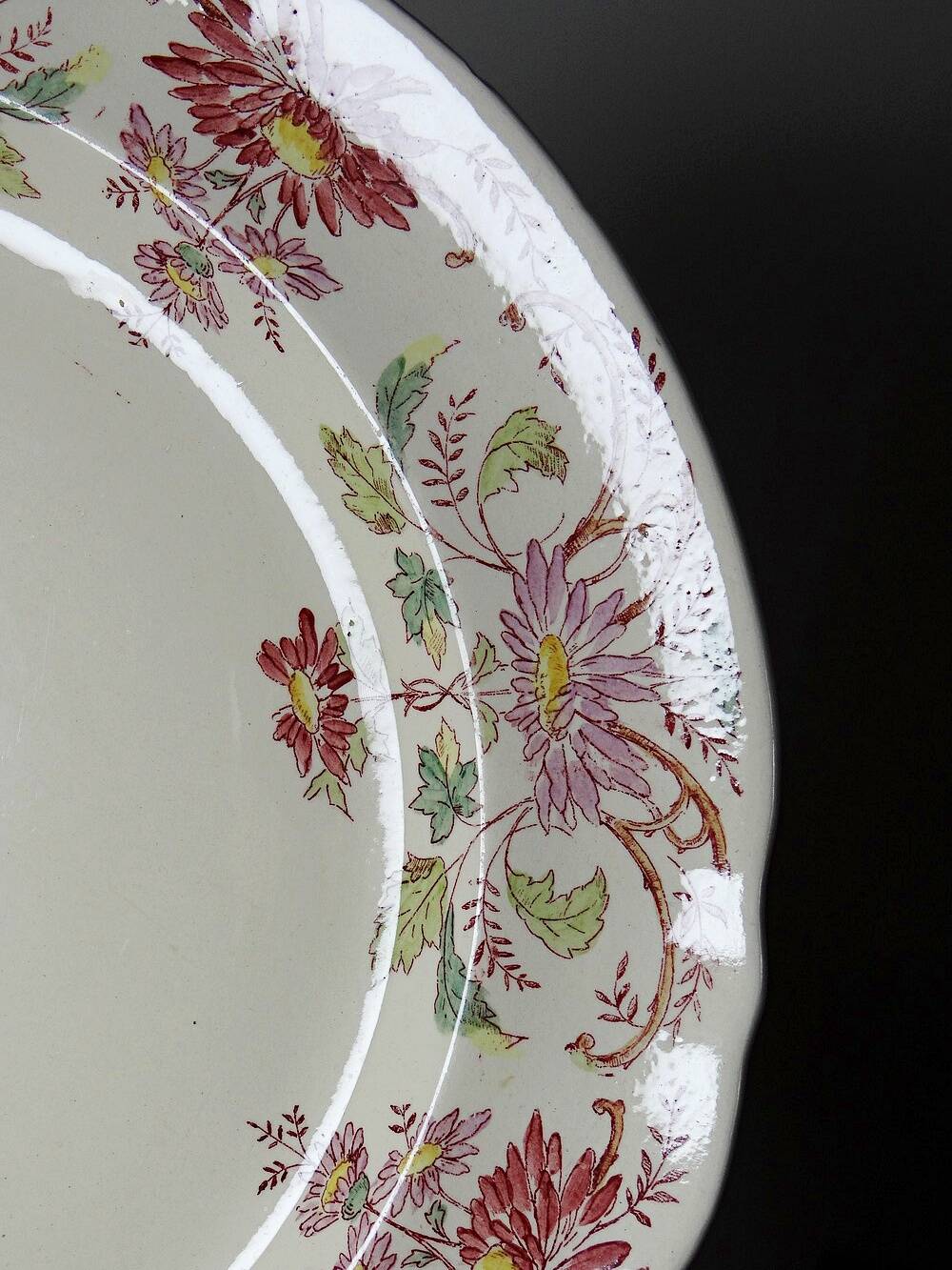 Plat de service ancien Longchamp Pâquerettes terre de fer polychrome XIXe