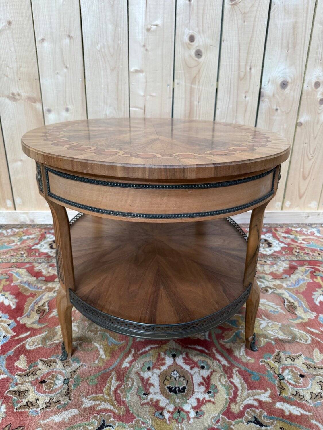 Table basse ovale – Style Louis XVI – Marqueterie, galerie laiton, sabots b