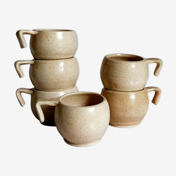 Six tasses céramiques de potier vintages à l'émail vanille