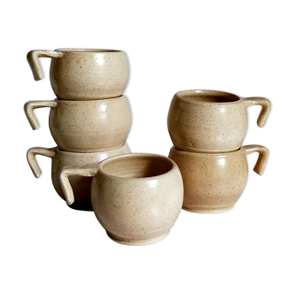 Six tasses céramiques de potier vintages à l'émail vanille