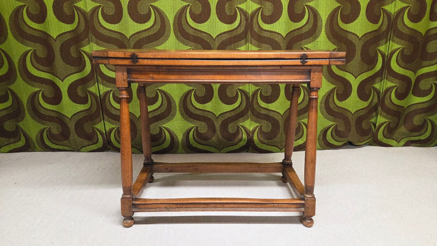 Console table in walnut, 20th century.