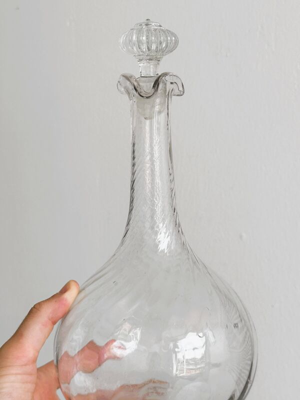 Carafe en verre soufflé torsadé avec bouchon