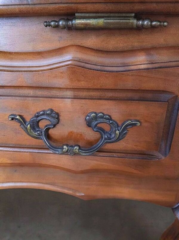Commode bar d'époque / Meuble bar de style Louis XV en merisier à roulettes
