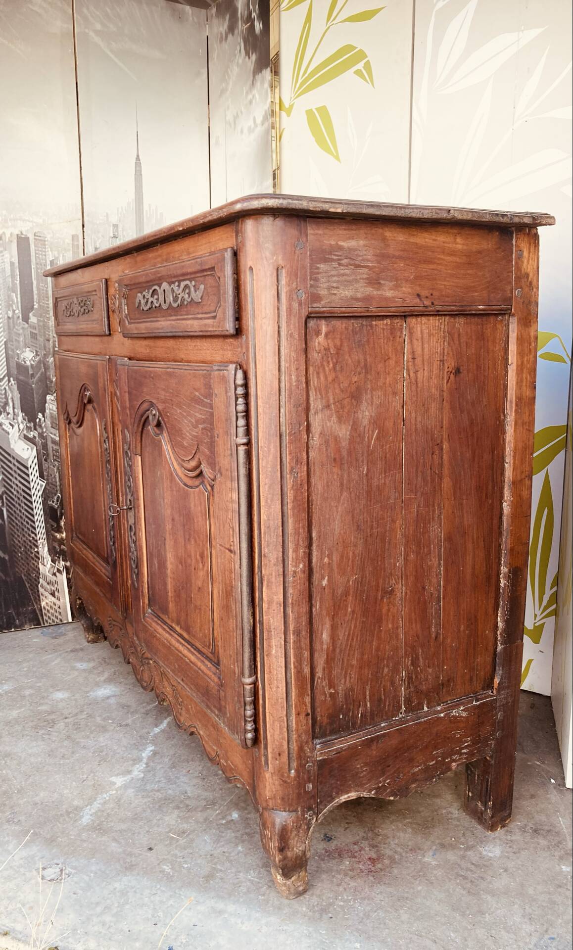 Louis XV style buffet from the 19th century in solid fruitwood with dowelled joints.