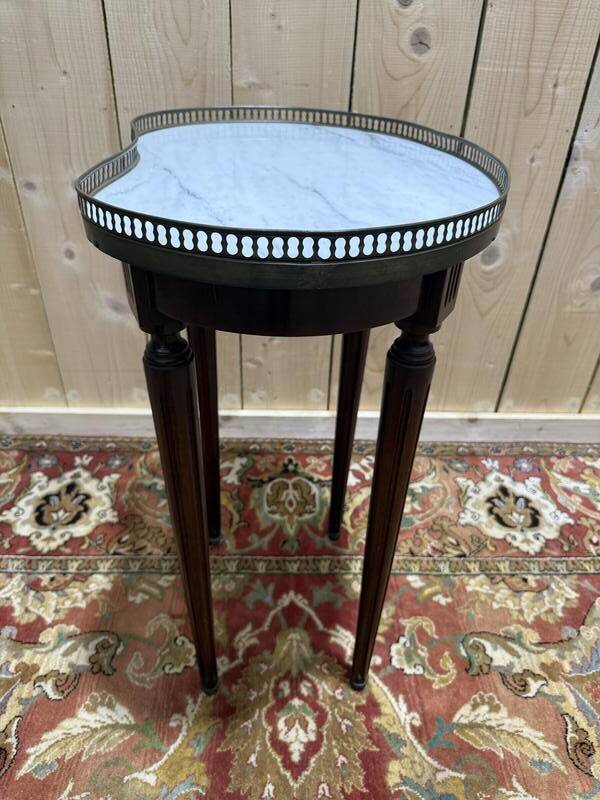 Table bouillotte de style Louis XVI rognon haute à galerie