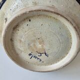 Vase à deux anses et panse aplatie, en faïence polychrome Signature sous la
