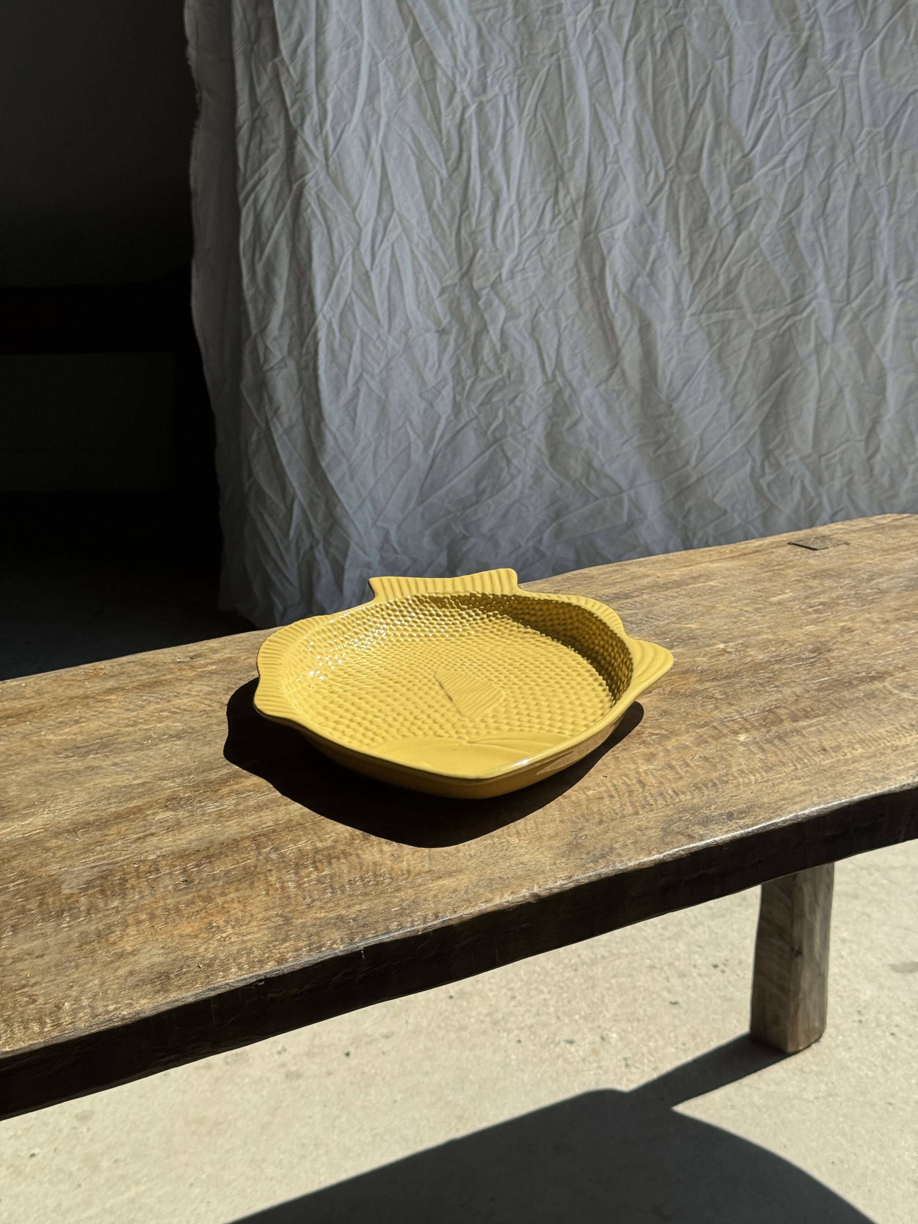 Yellow fish-shaped dish L38