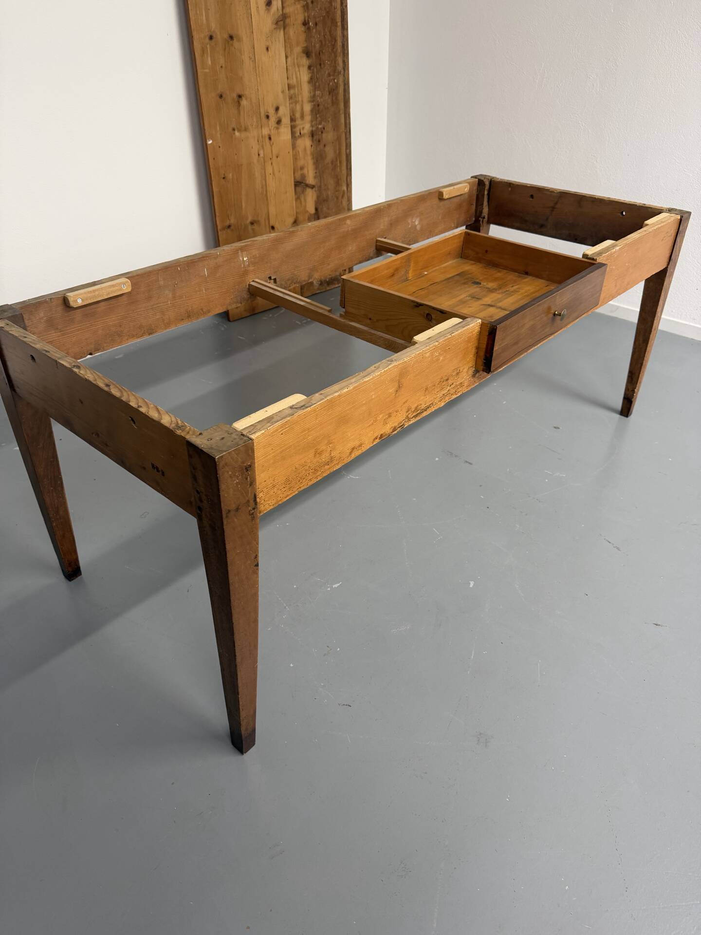 Grande table de ferme en bois avec tiroir en sapin fin 19 eme 