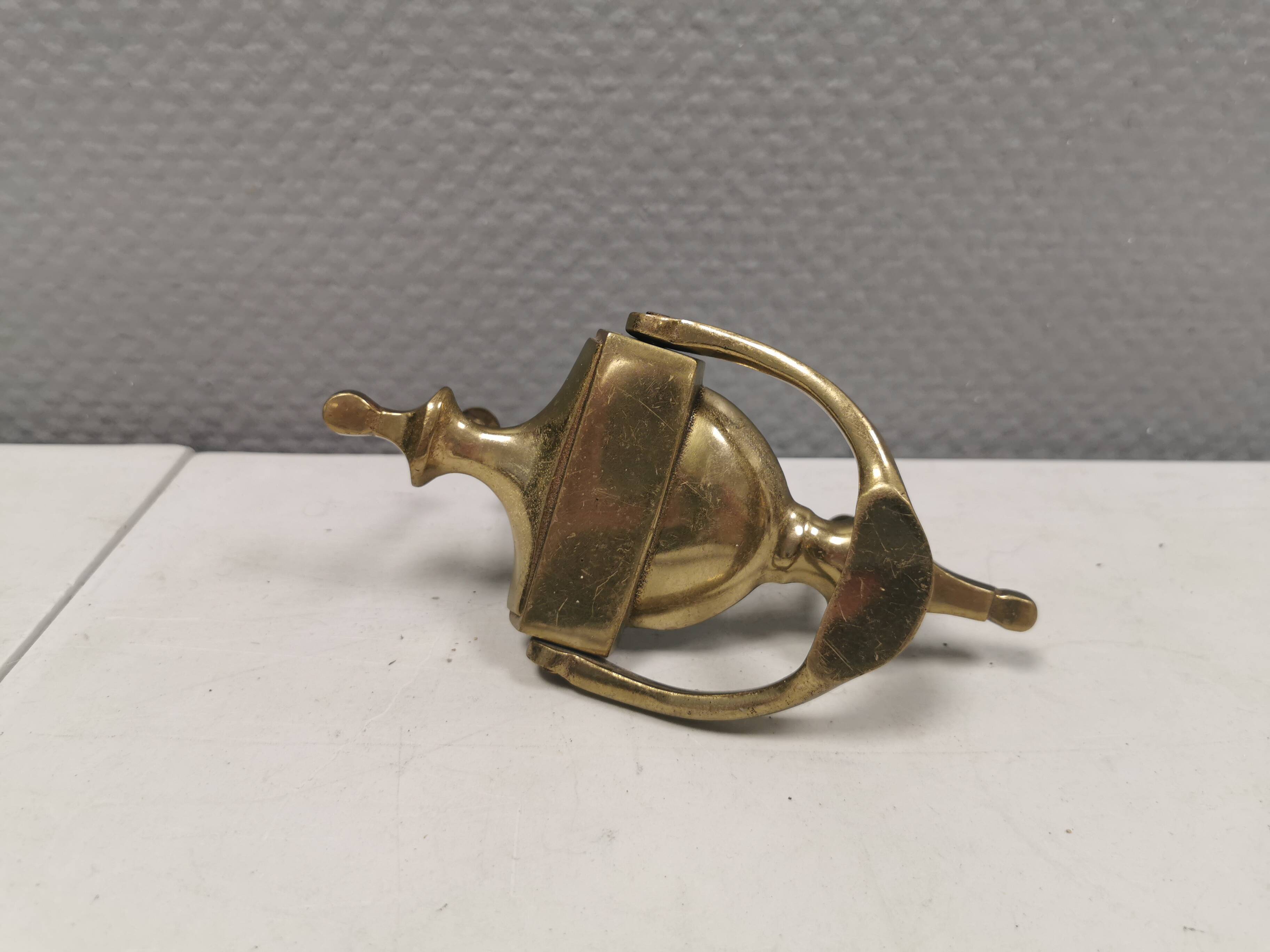 Old door hammer in solid brass. Estimated 1960s.