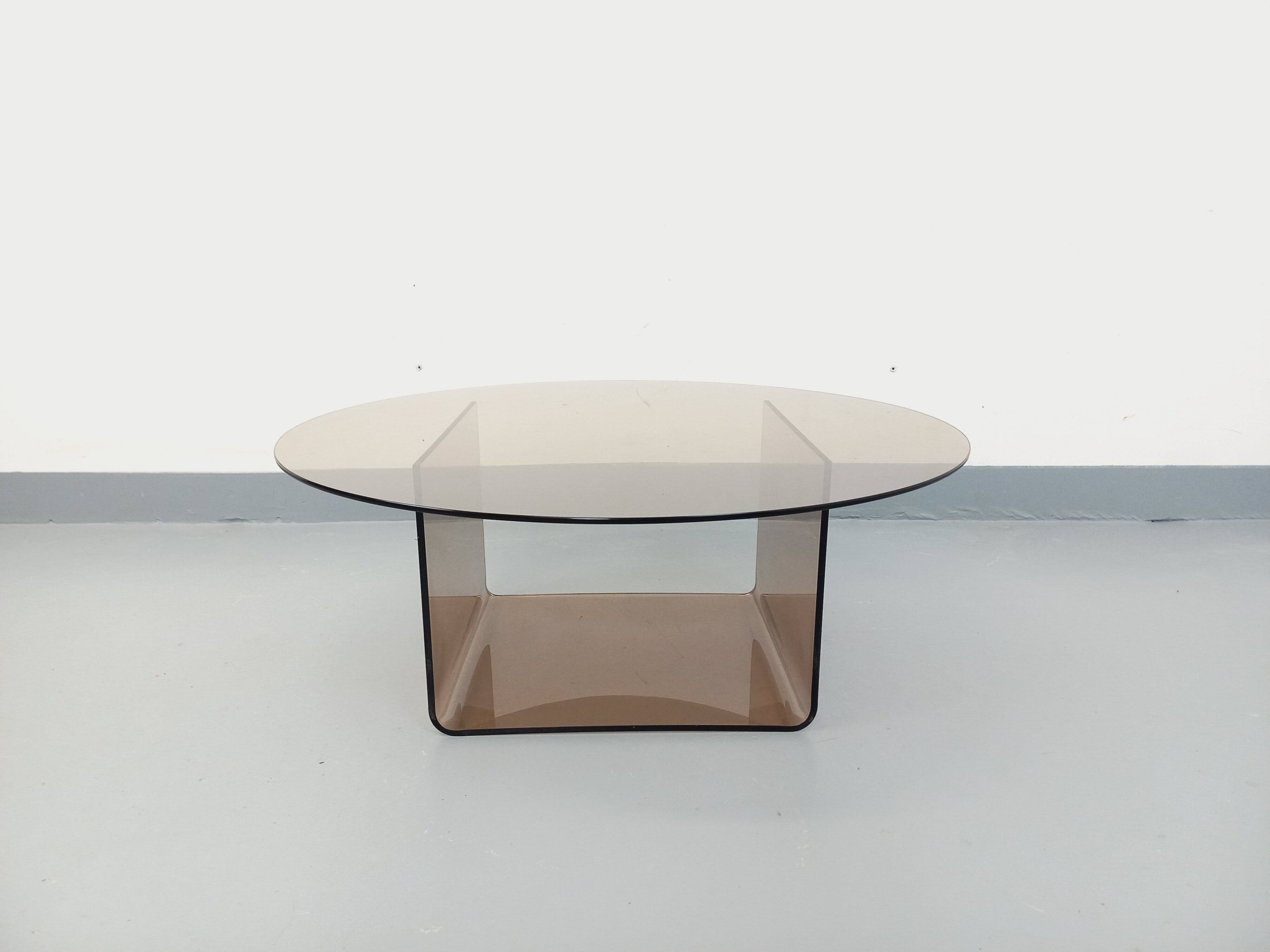 Vintage round coffee table in glass and plexiglass, Space Age style from the 70s.