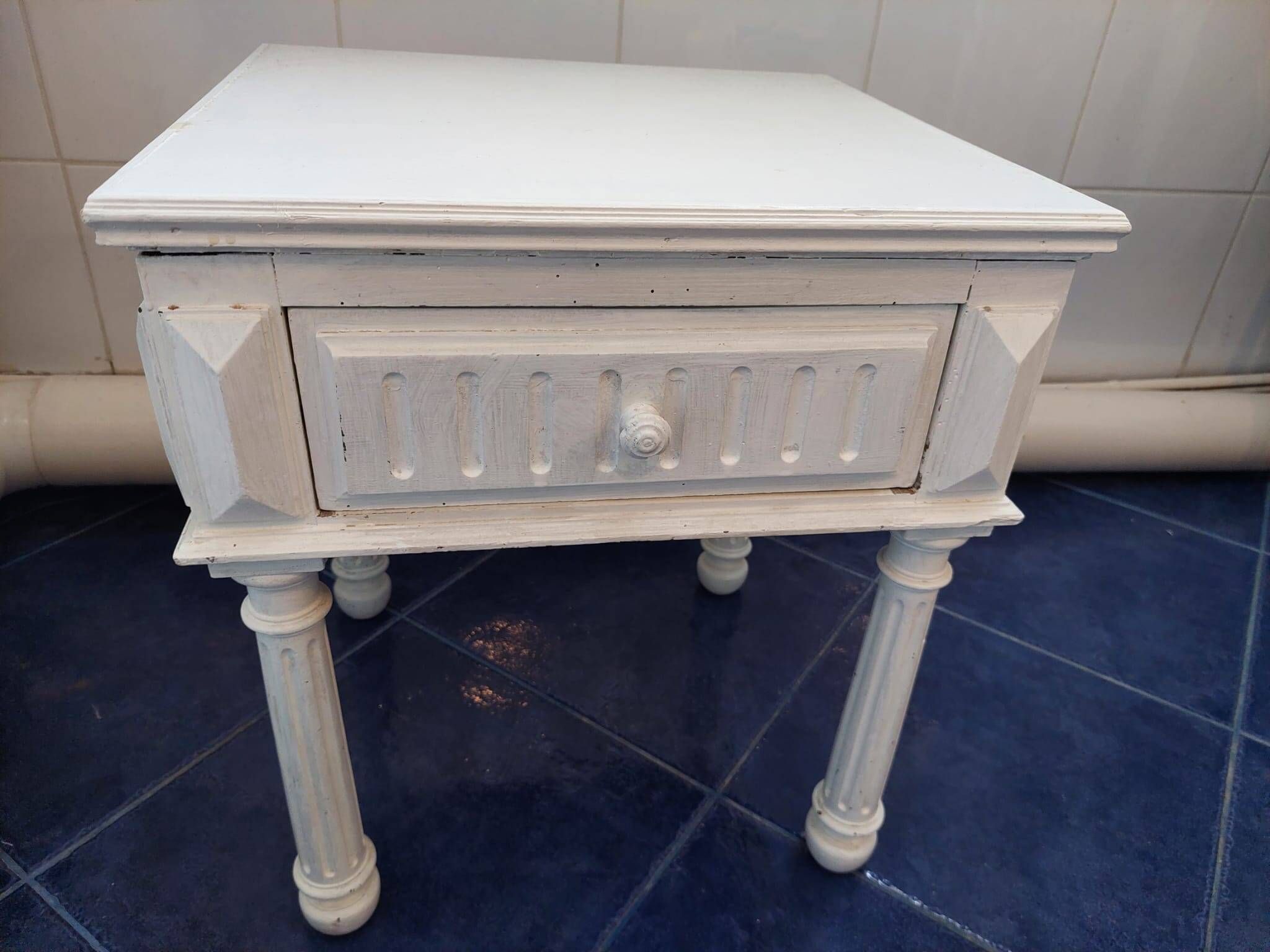Coffee or night table in white painted wood with colonnade legs and one drawer