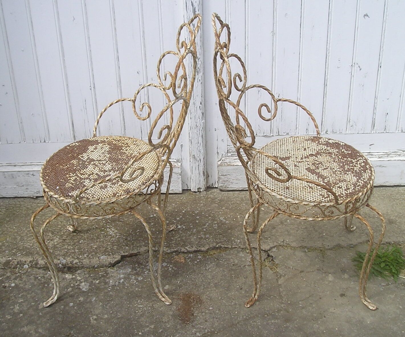 Set of 2 garden chairs and wrought iron pedestal table