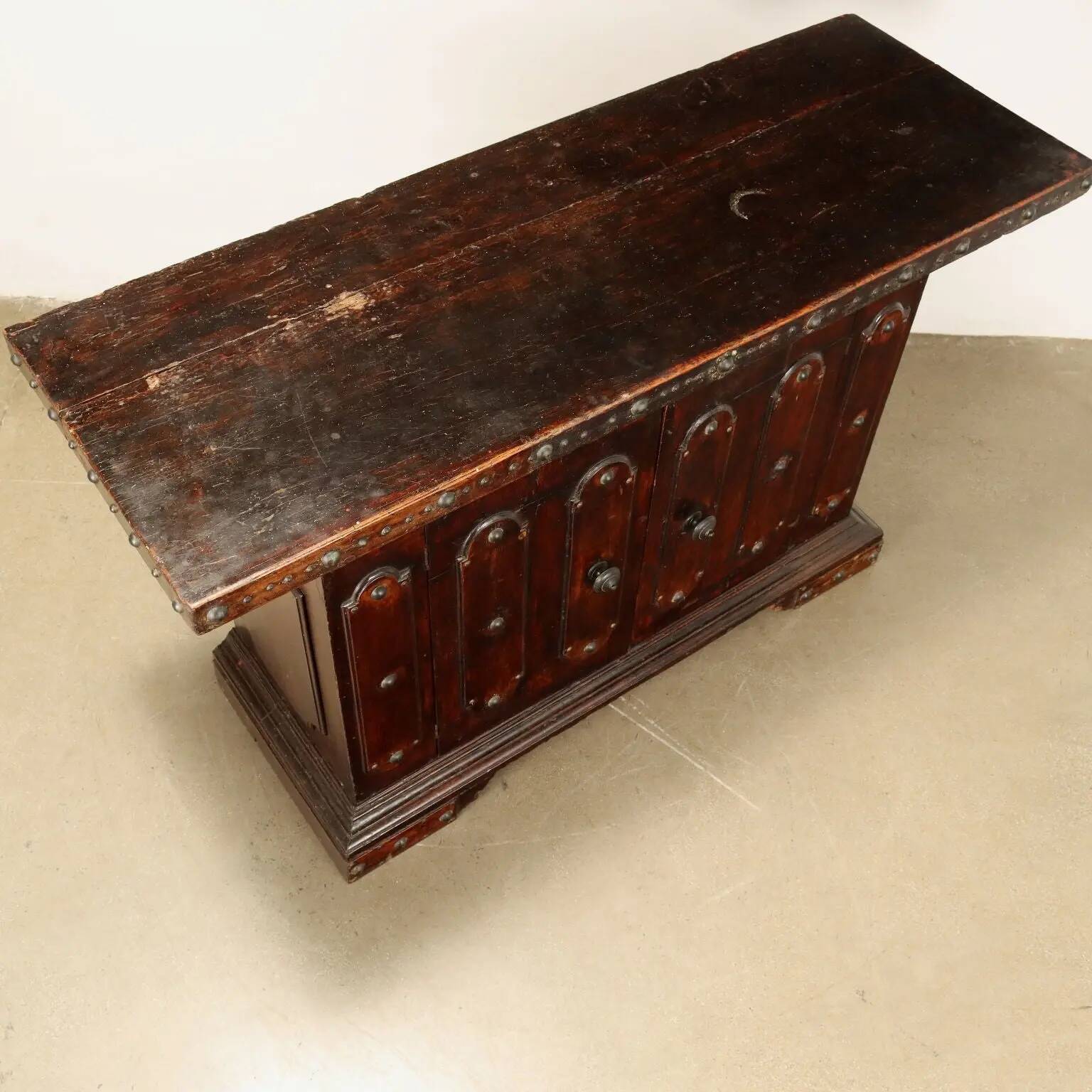 Ancient baroque buffet in walnut, Italy, 18th century