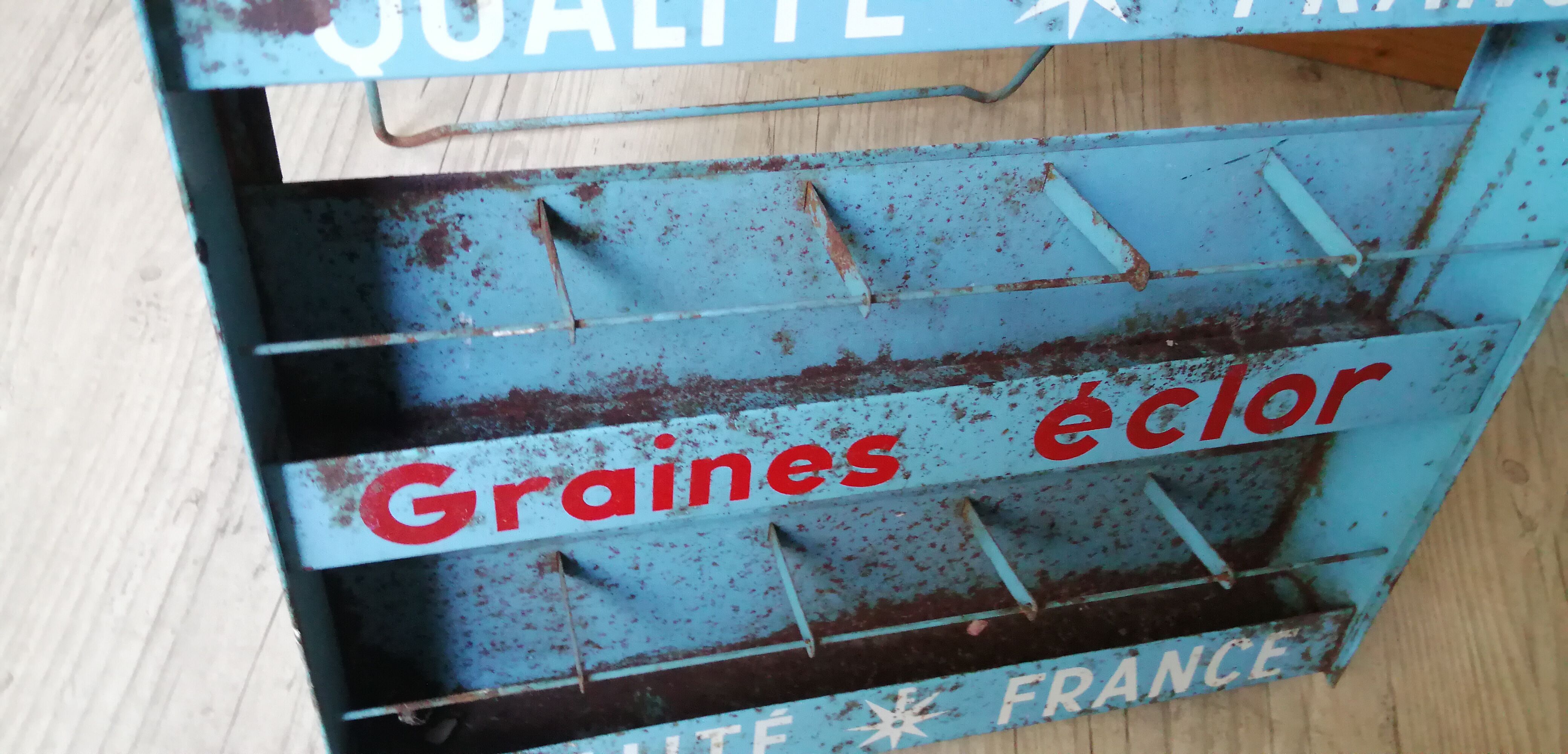 Antique display for eclor seed sachet