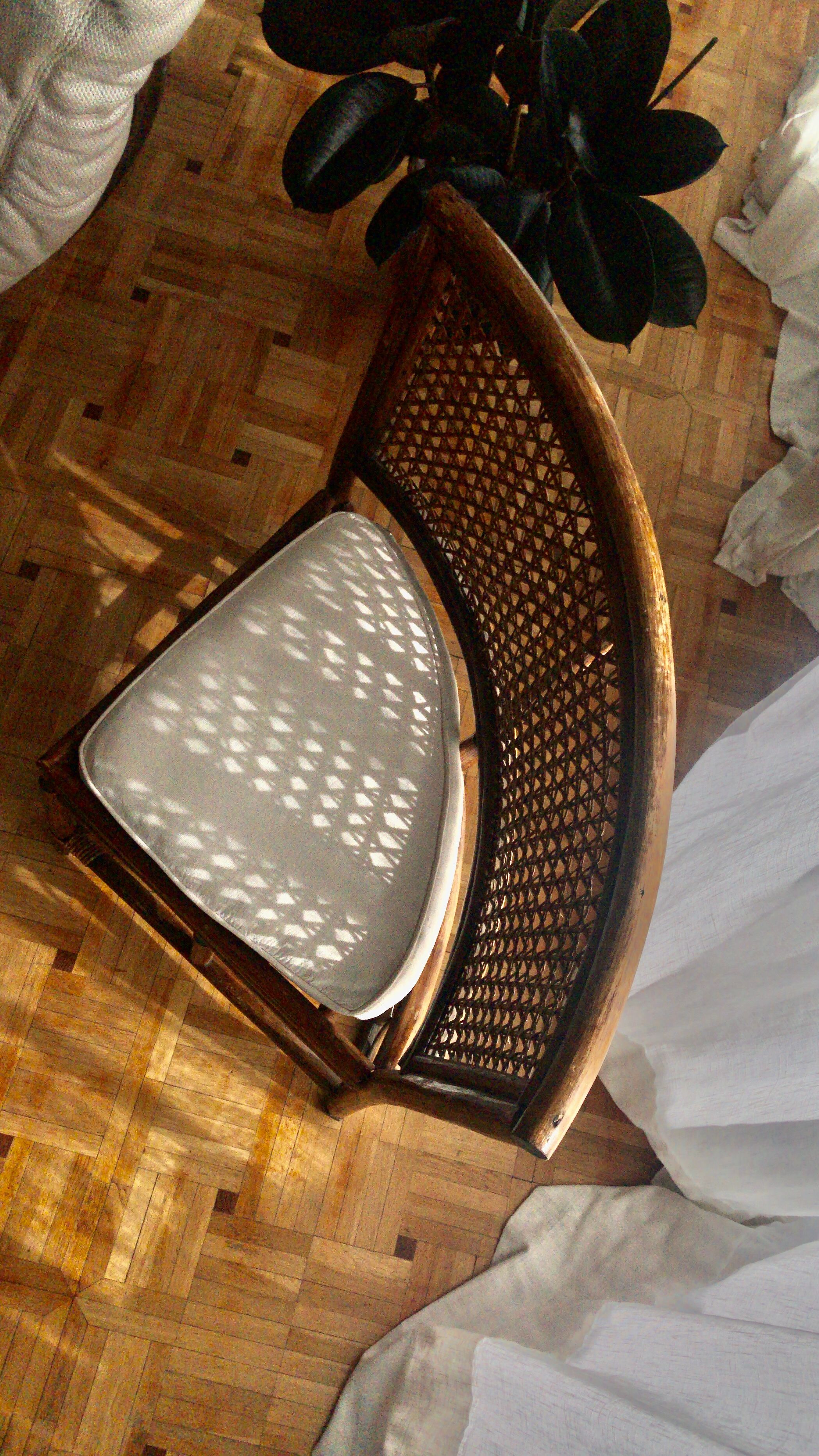 Rattan dining table with chairs (80s)