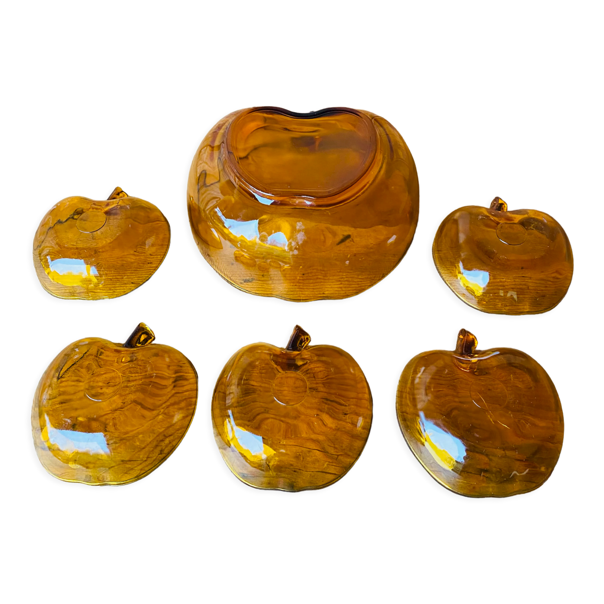 Salad bowl and apple raviers in amber glass 70 years