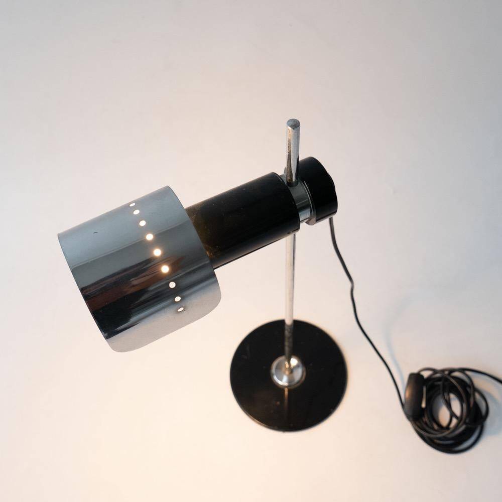 Lampe de table italienne vintage des années 1970 dans le style de Joe Colombo pour Oluce, chromée.