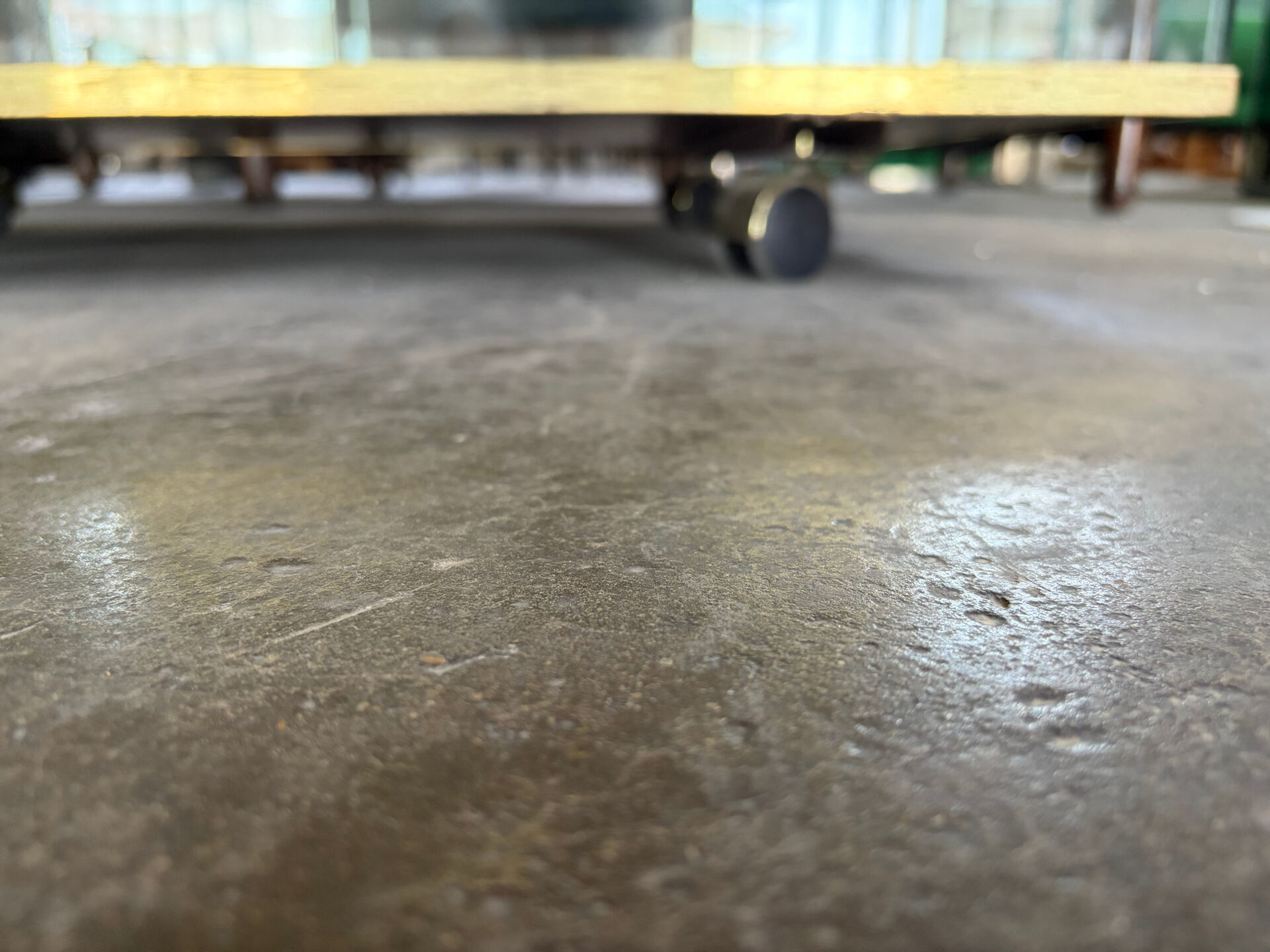 Table basse en cristal italien avec des détails en laiton et bar kart.