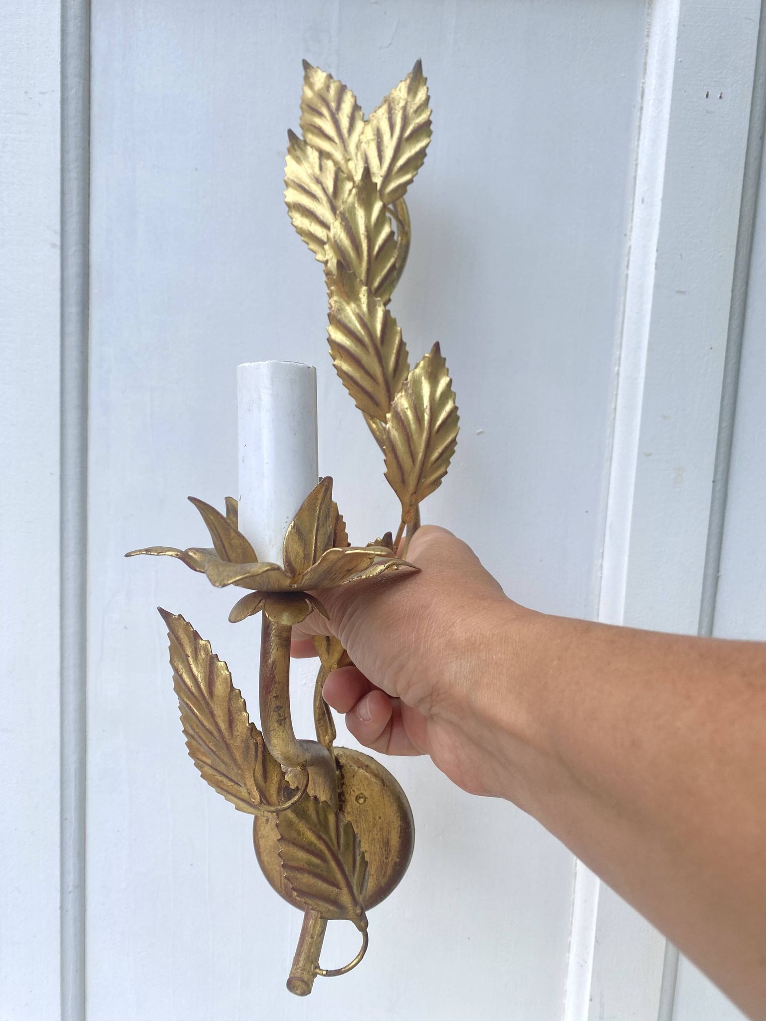 Pair of Italian wall sconces in gilded metal – Stylized foliage