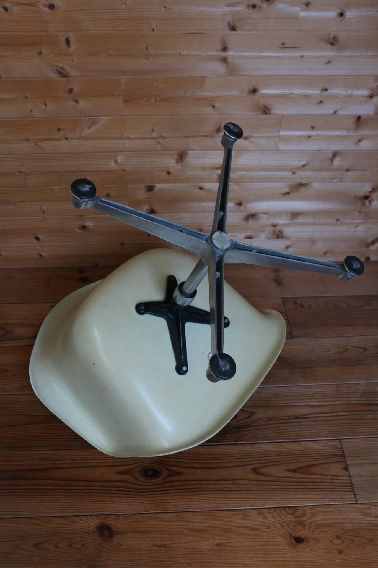 EAMES shell armchair white Herman Miller