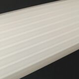 Tulipe fusée en verre dépoli blanc avec stries sur la longueur. Forme carrée.