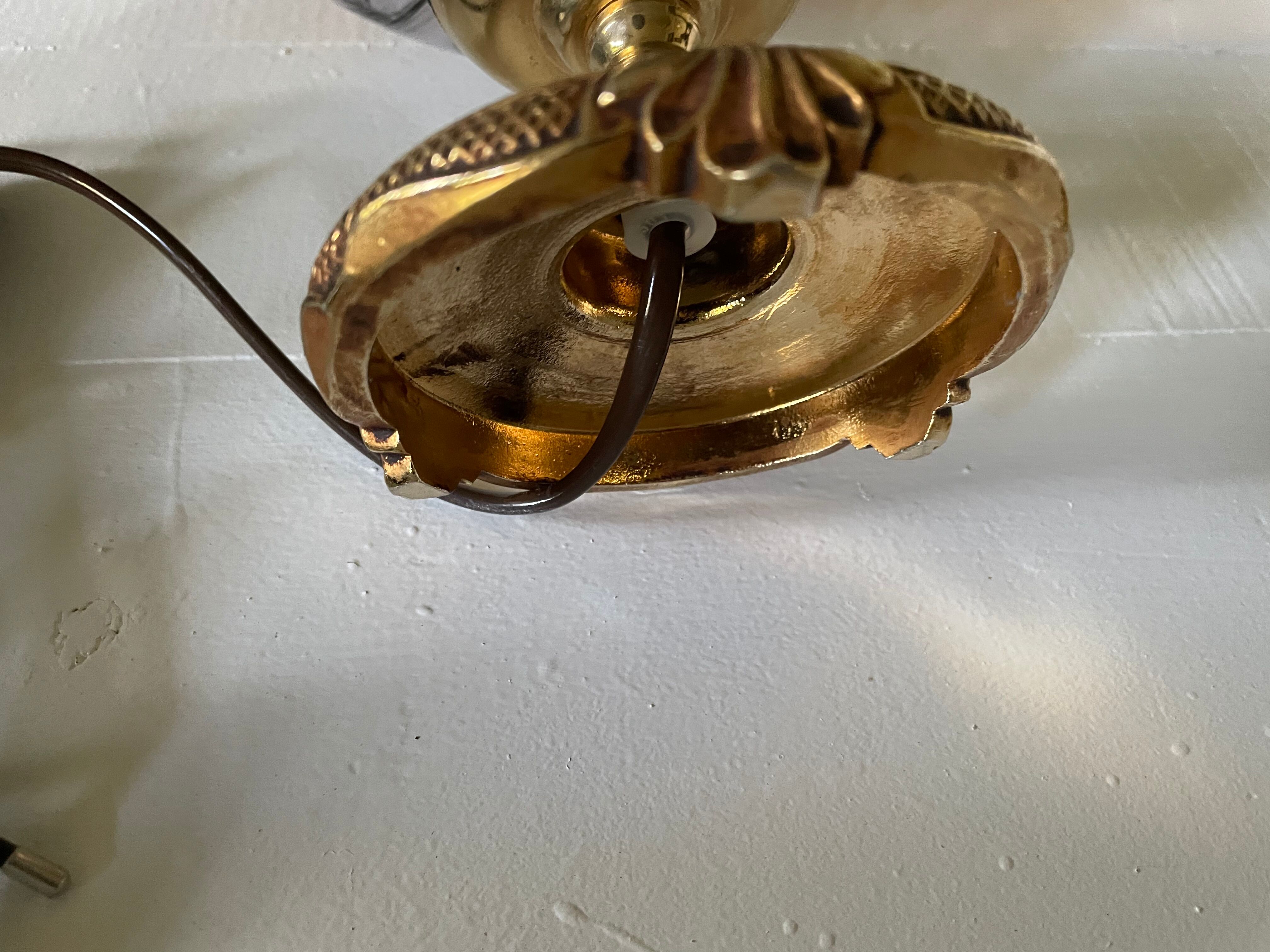 Brass foot tulip lamp