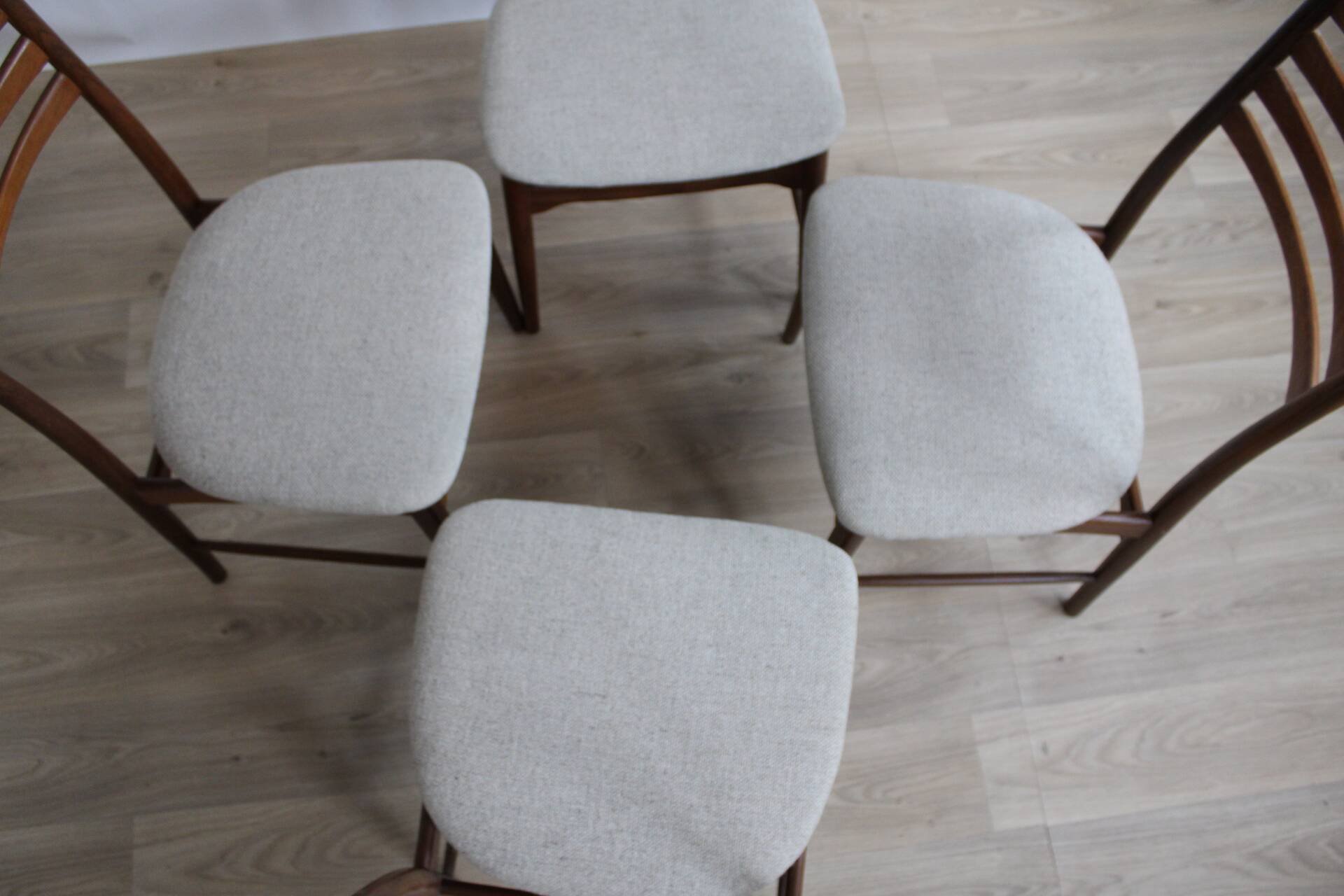 4 chaises teck tissus moiré gris blanc Scandinaves 1960 Danematk