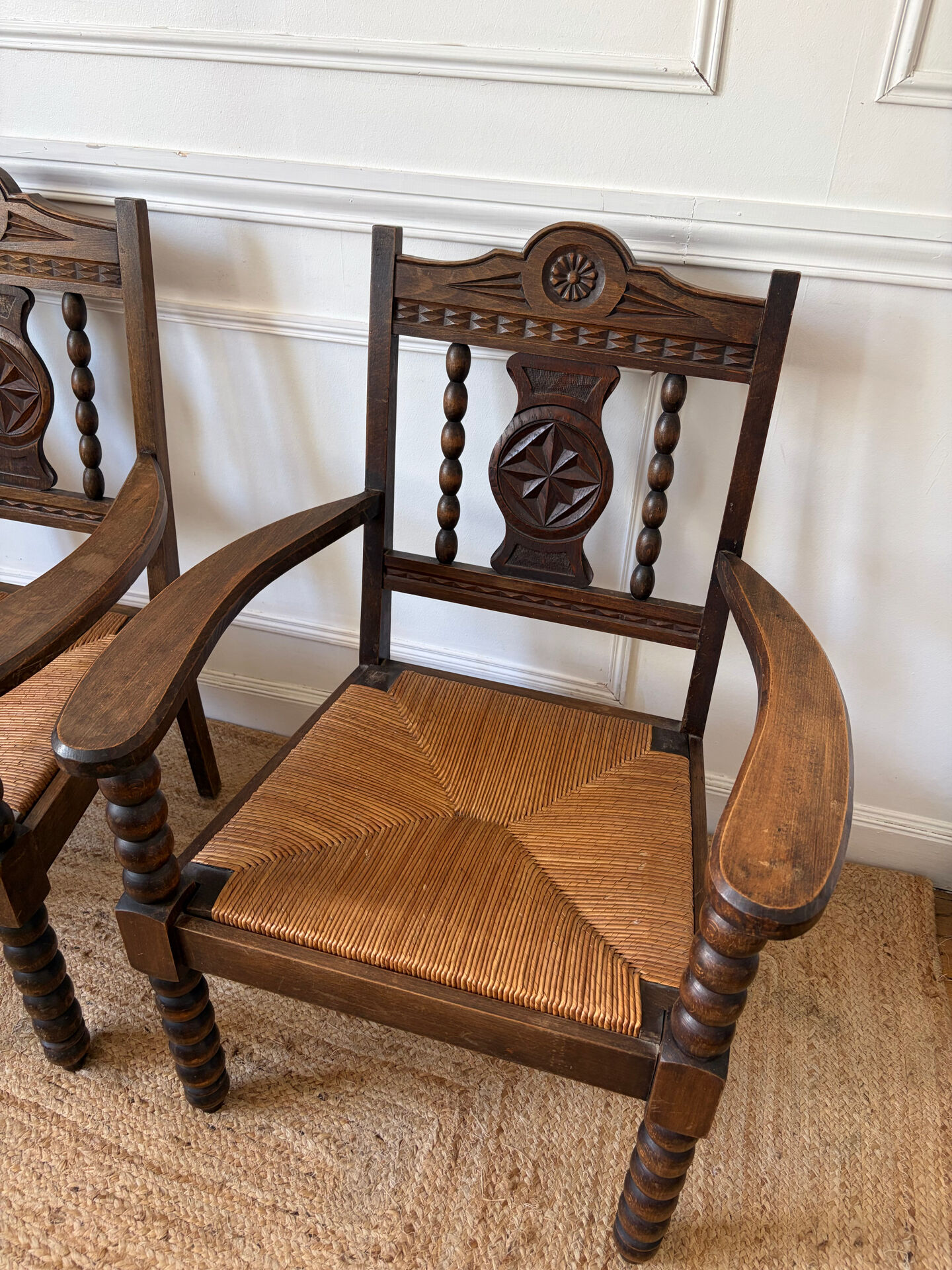 Paire de fauteuils rustiques bois et paille 