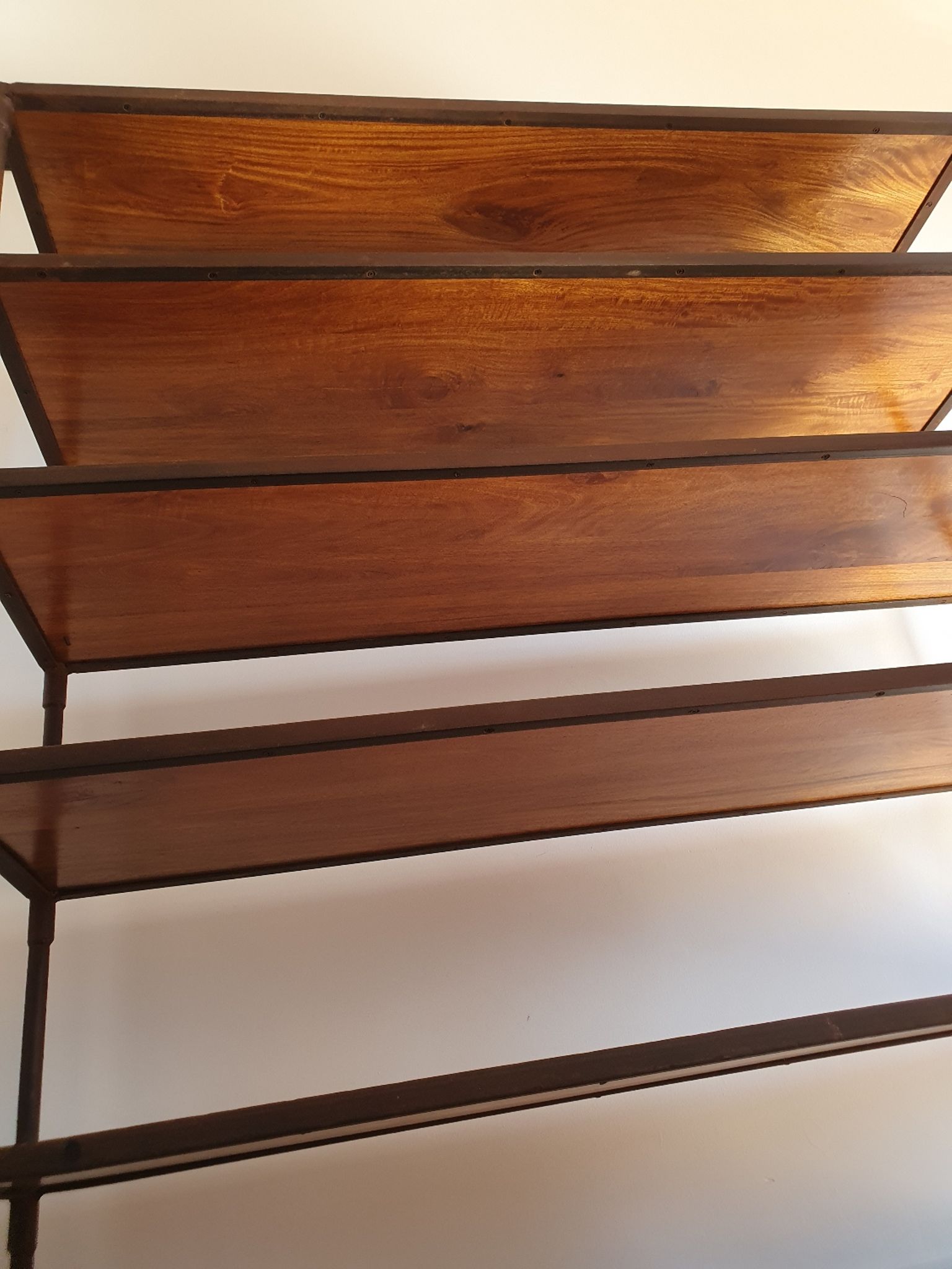 Étagère / bibliothèque en métal et bois massif