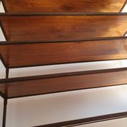 Étagère / bibliothèque en métal et bois massif