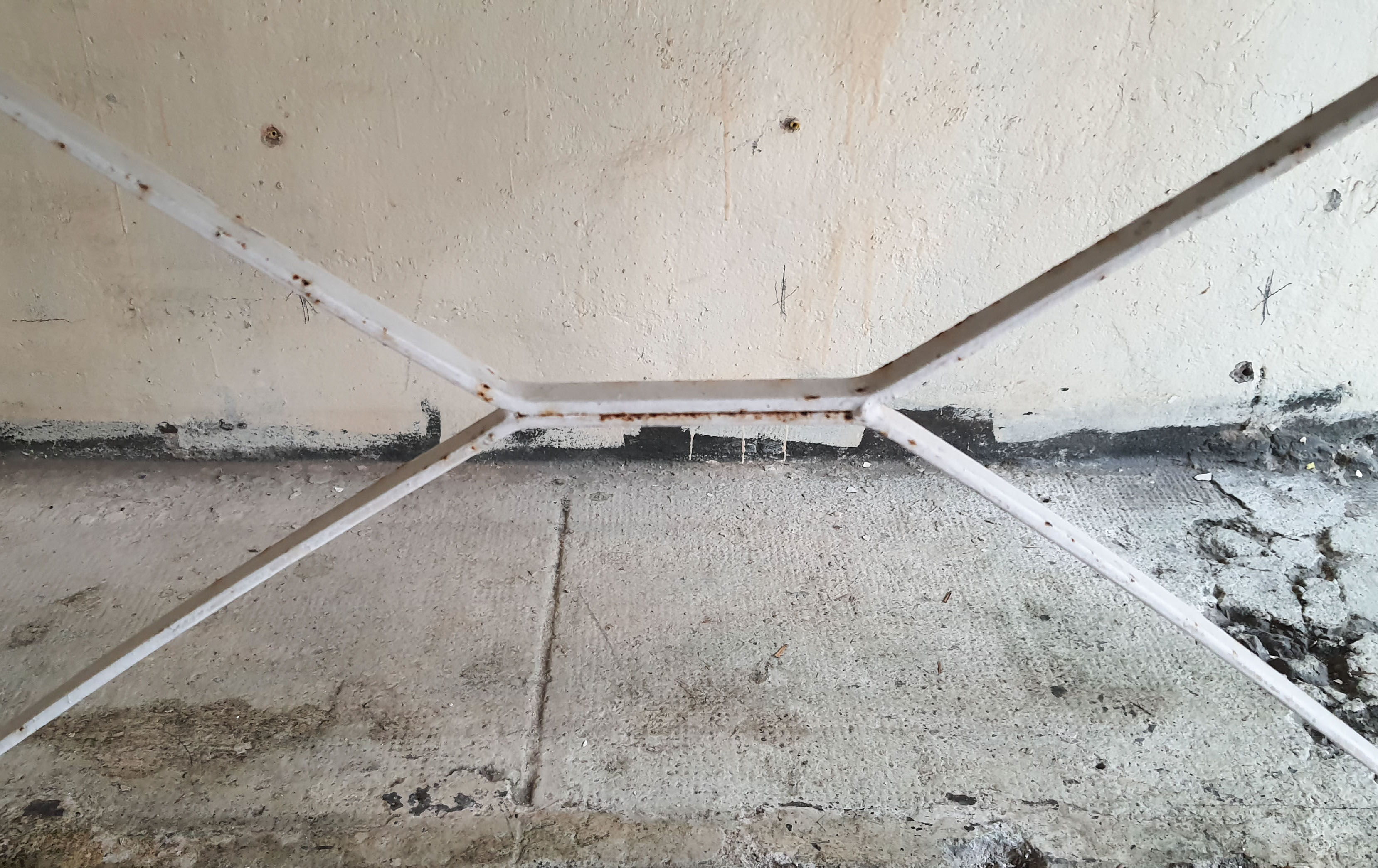 Bistro table cast iron and white marble - garden terrace