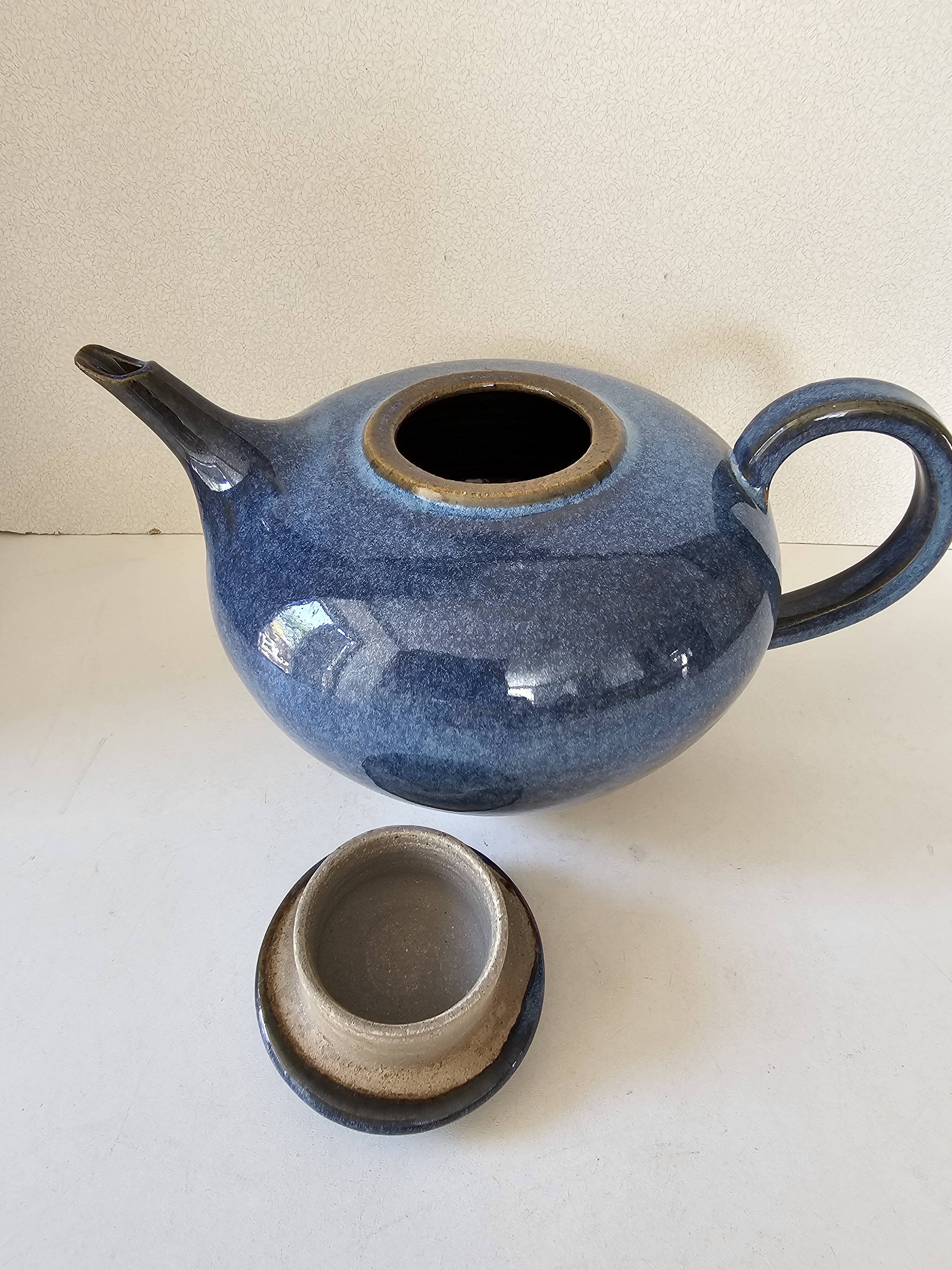 Teapot and milk jug set in glazed ceramic (cobalt blue) design