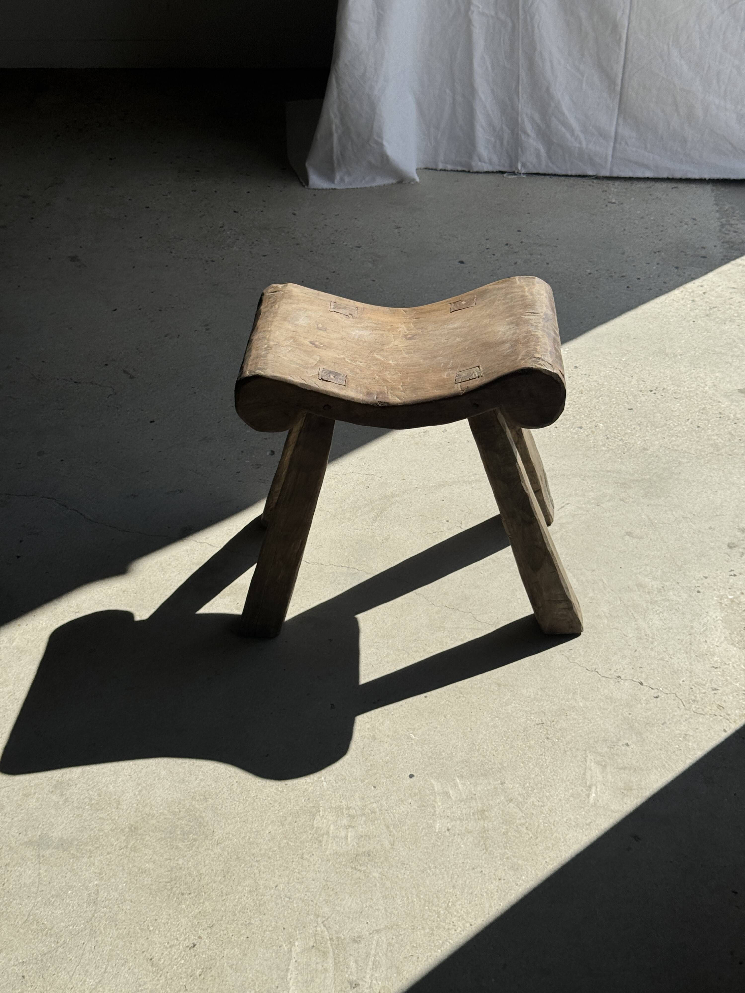 Four-legged stool in antique teak from Indonesia H 50 L 52