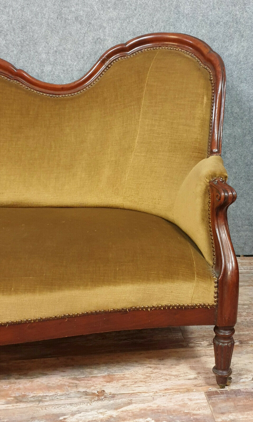 Napoleon III-era seating in mahogany and Genoa velvet around 1850