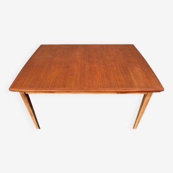 Table scandinave