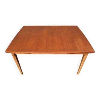 Table scandinave