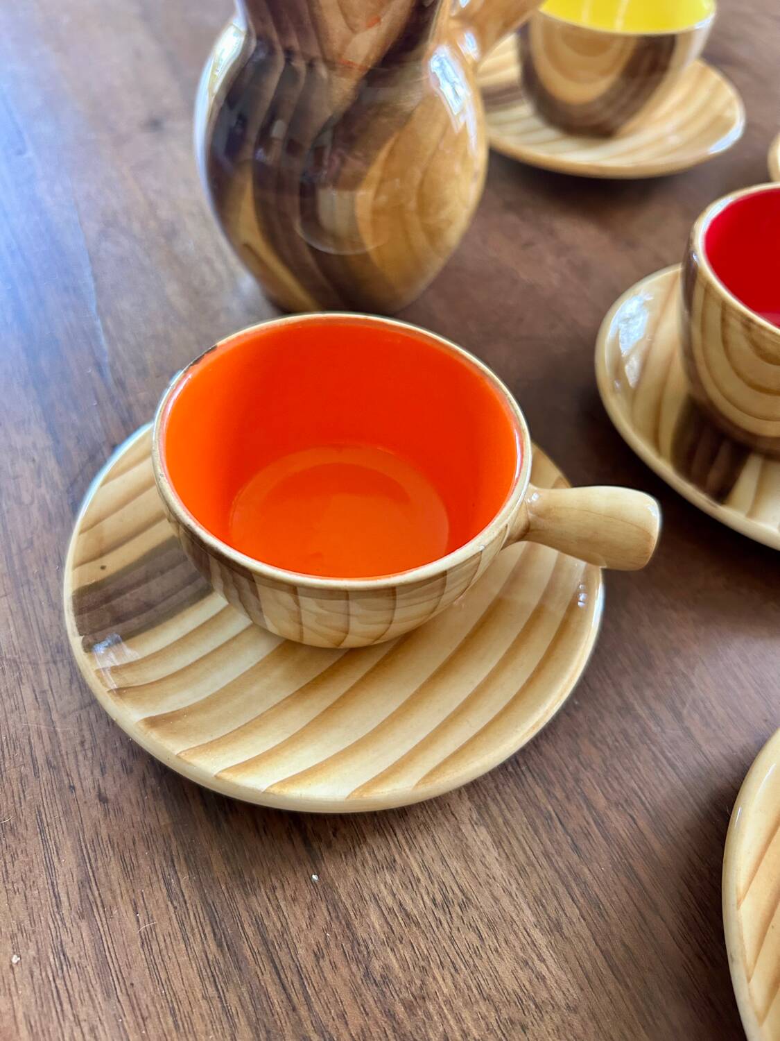 Vallauris coffee set – wood effect & colorful interiors