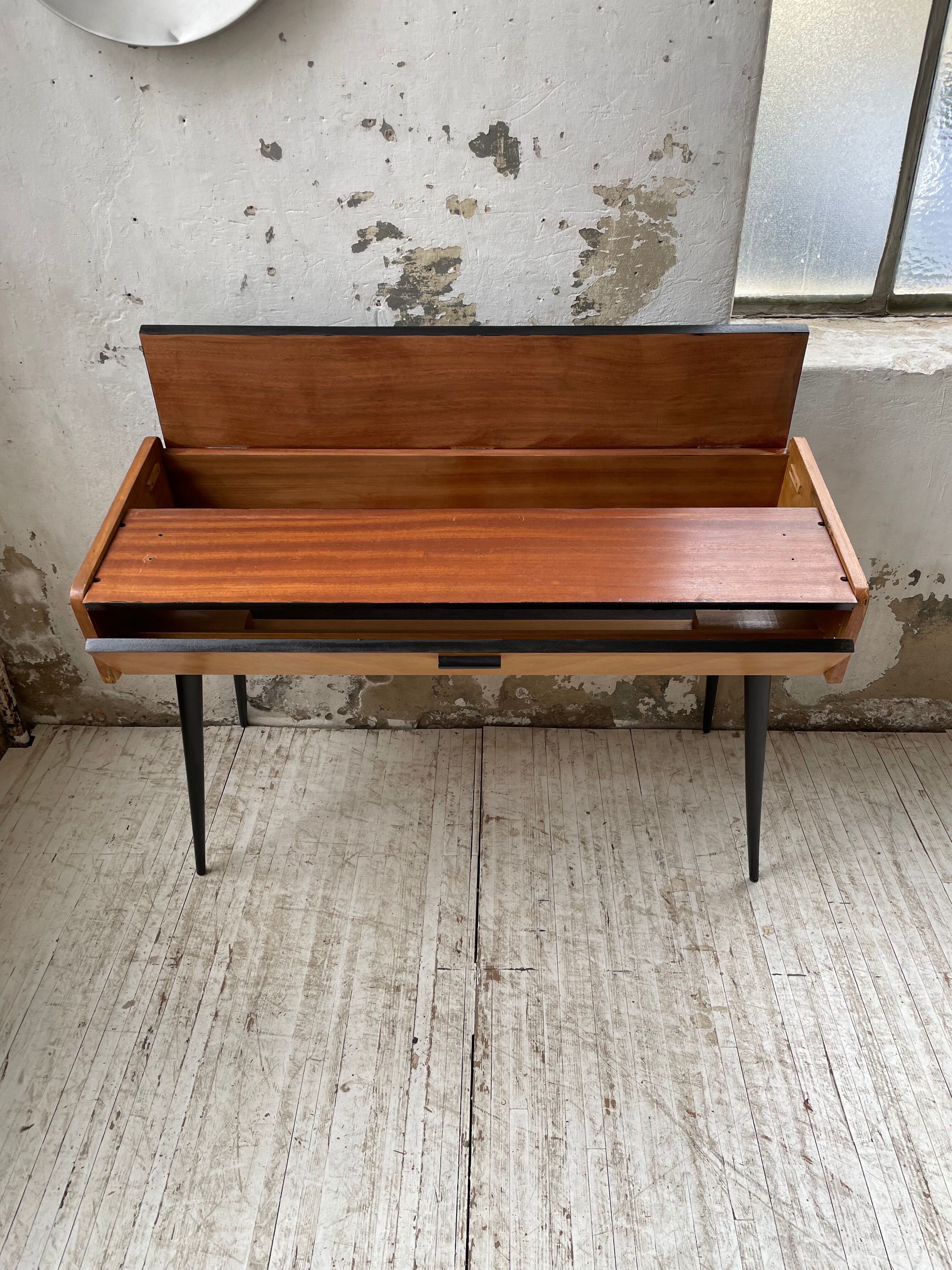 Console desktop feet compass 60s