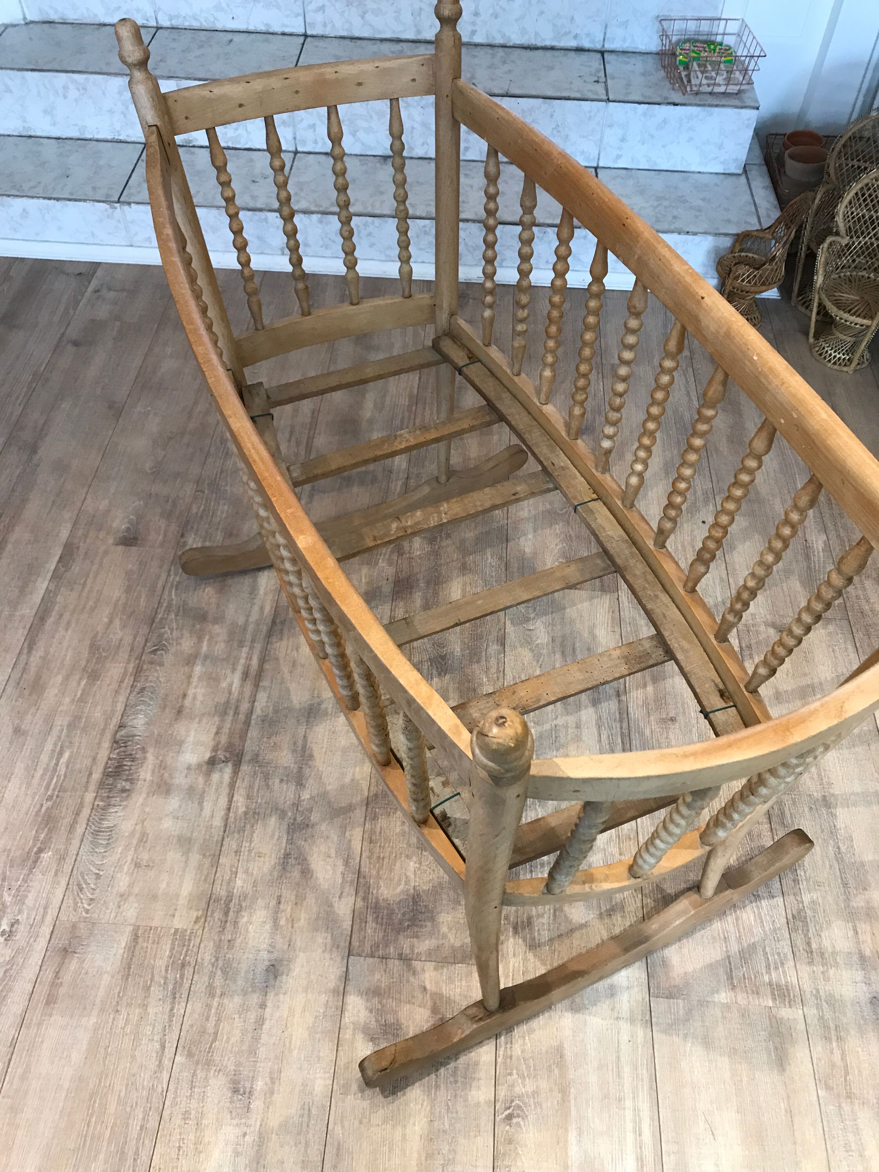 Crib in pearl wood crib