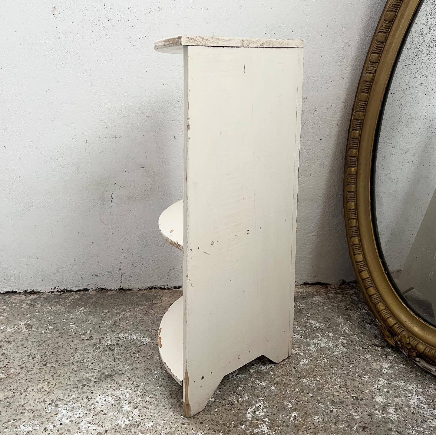 Corner kitchen shelves