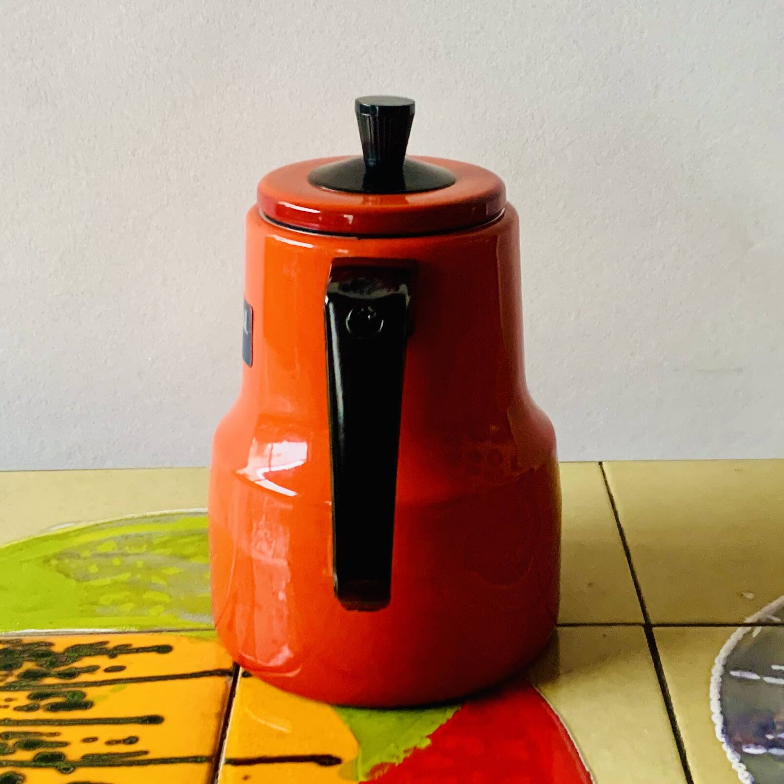 Vintage coffee maker in red enameled metal and Bakelite