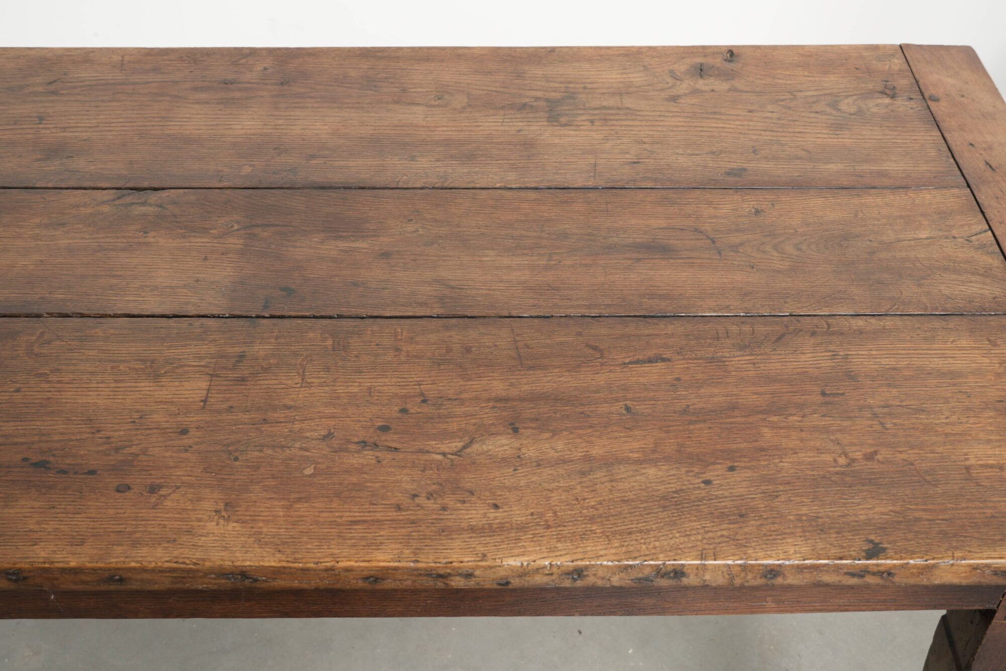 Antique oak table from the 19th century with a walnut top for 6 to 8 people