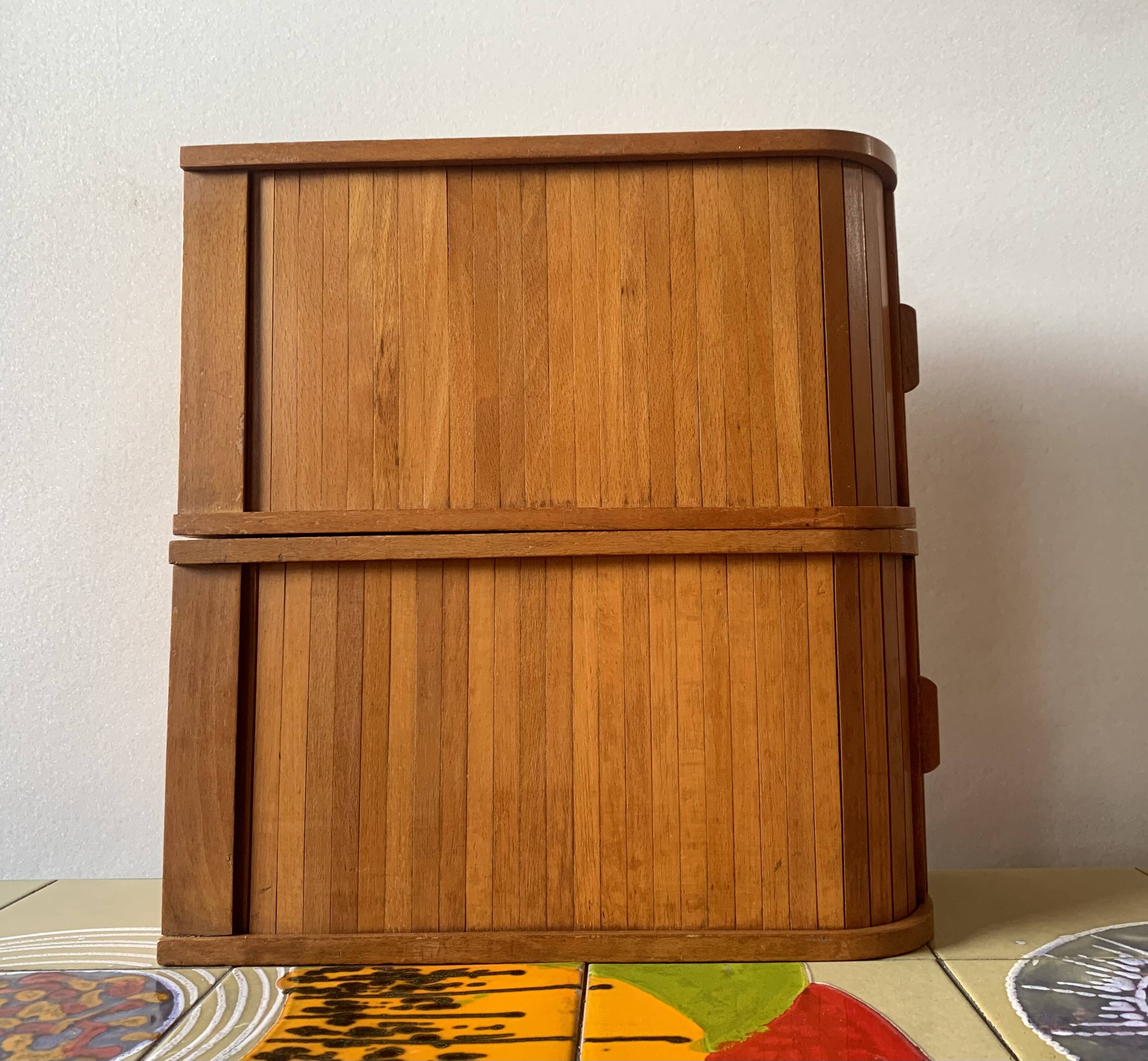 2 anciennes boîtes de classement en bois à volet